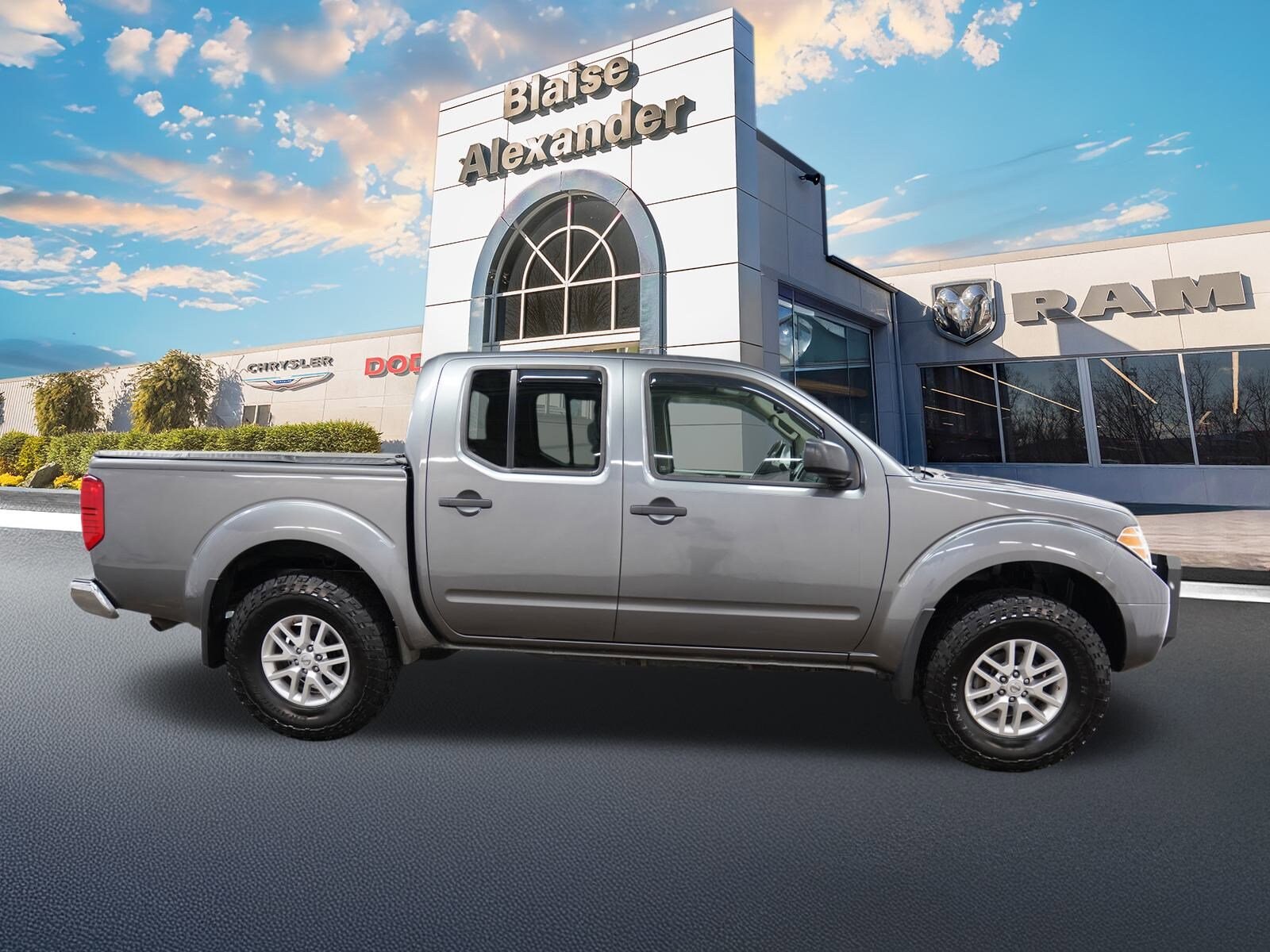 2017 Nissan Frontier Crew Cab SV photo 2