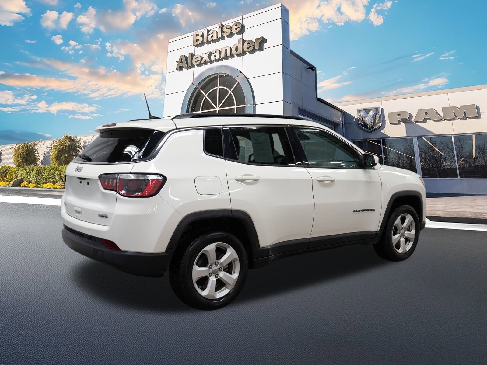 2018 Jeep Compass Latitude photo 2