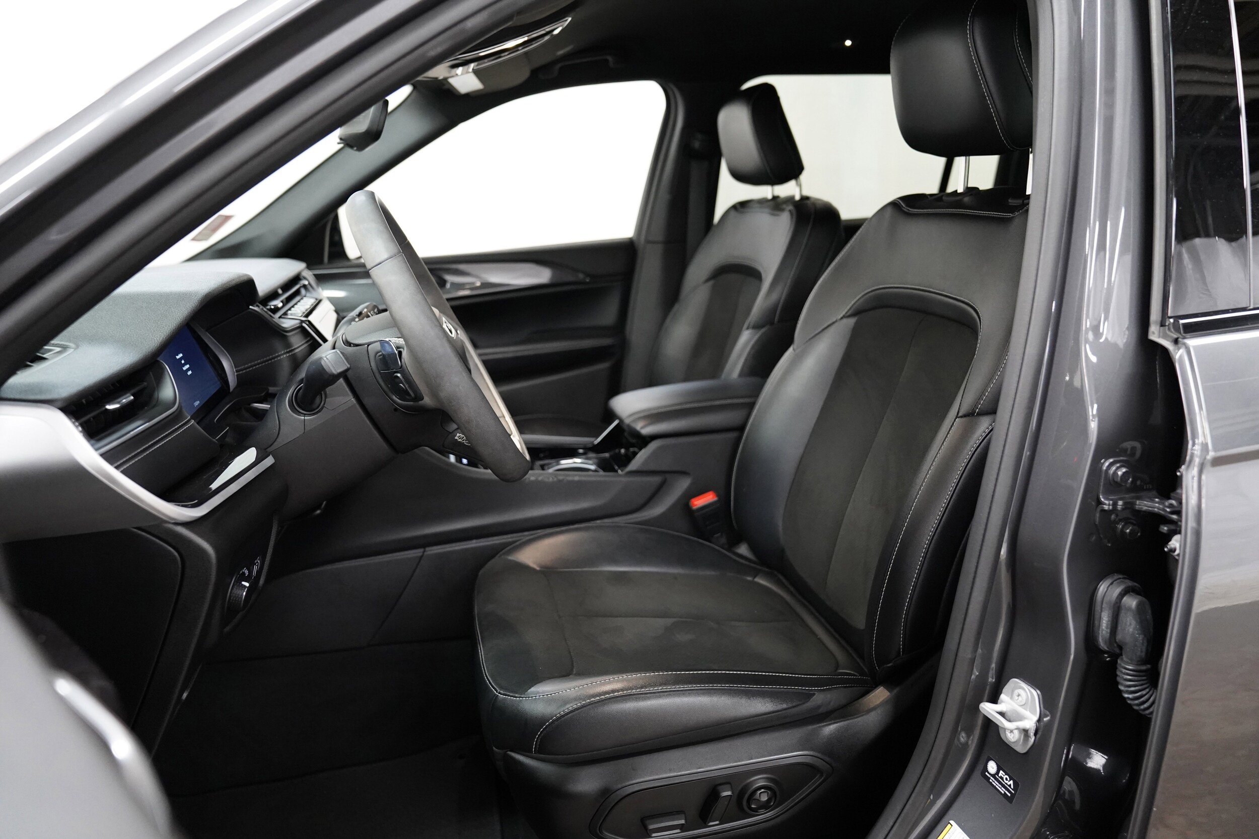2023 Jeep Grand Cherokee Altitude photo 3