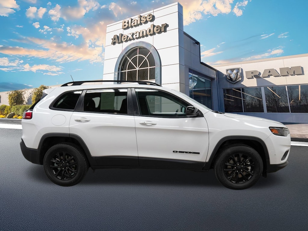 Used 2023 Jeep Cherokee Altitude Lux SUV