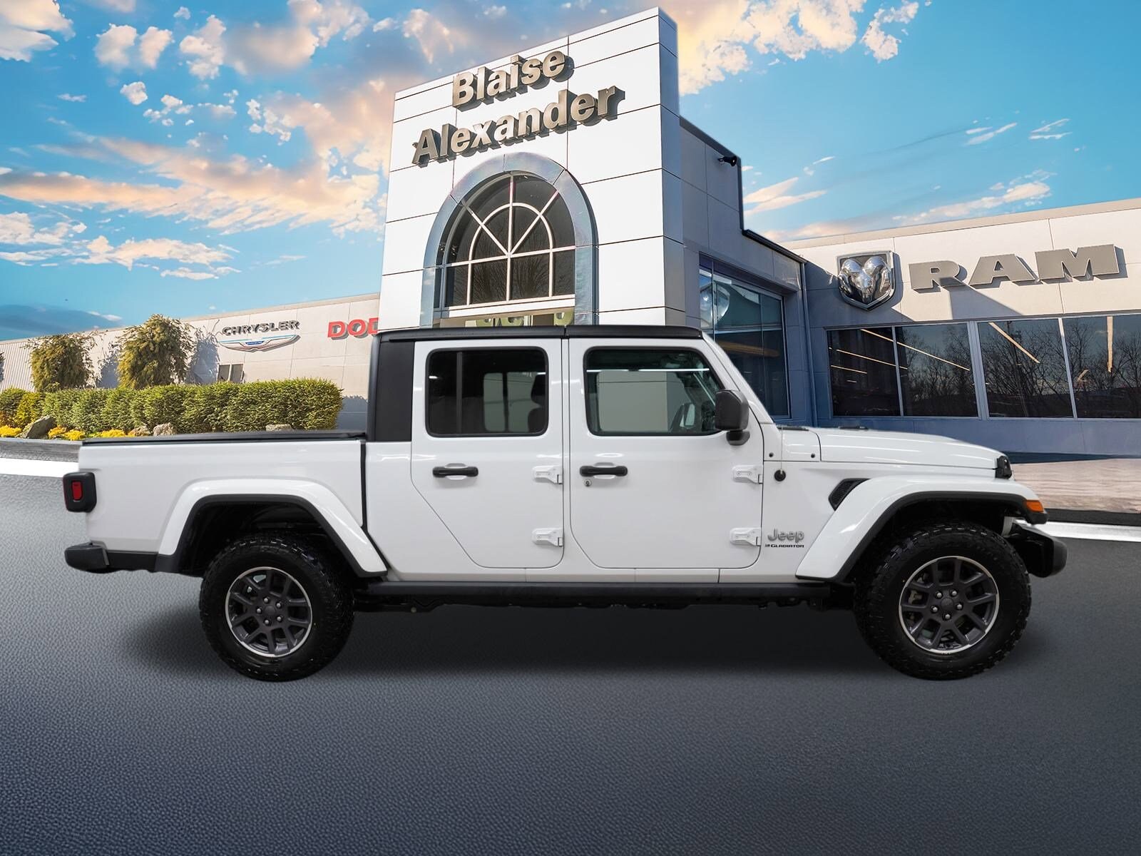 2023 Jeep Gladiator Overland photo 2