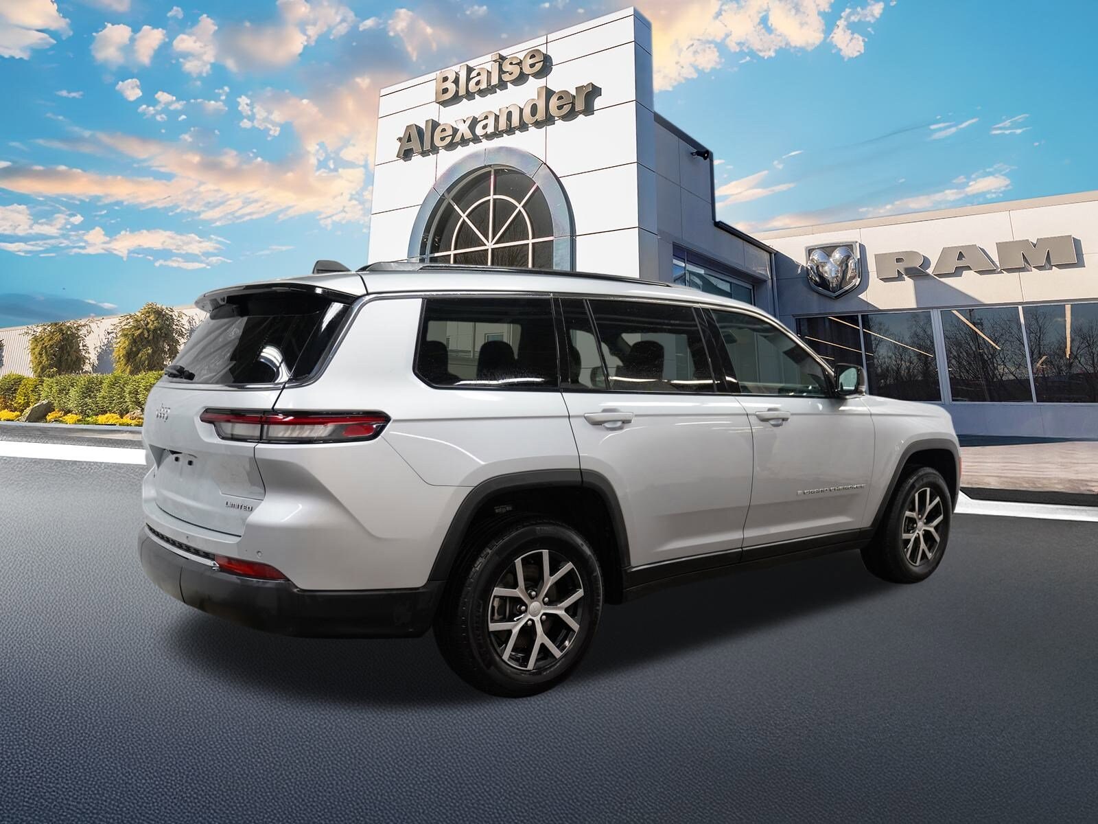 2024 Jeep Grand Cherokee Limited photo 2