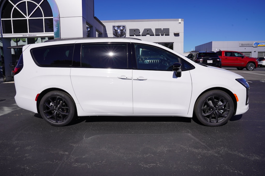 New 2027 Chrysler Pacifica LIMITED Passenger Van