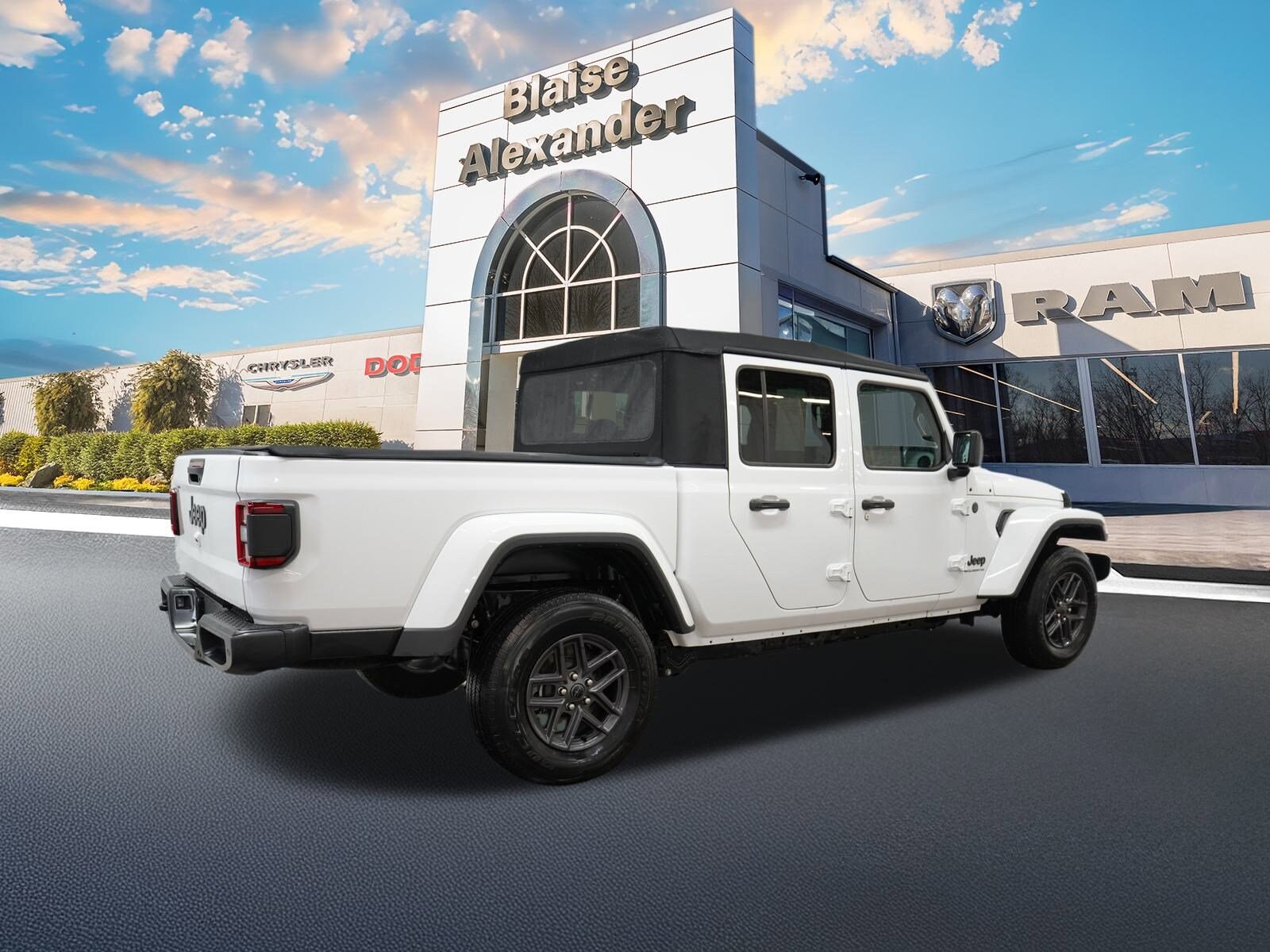 2024 Jeep Gladiator Sport S photo 2