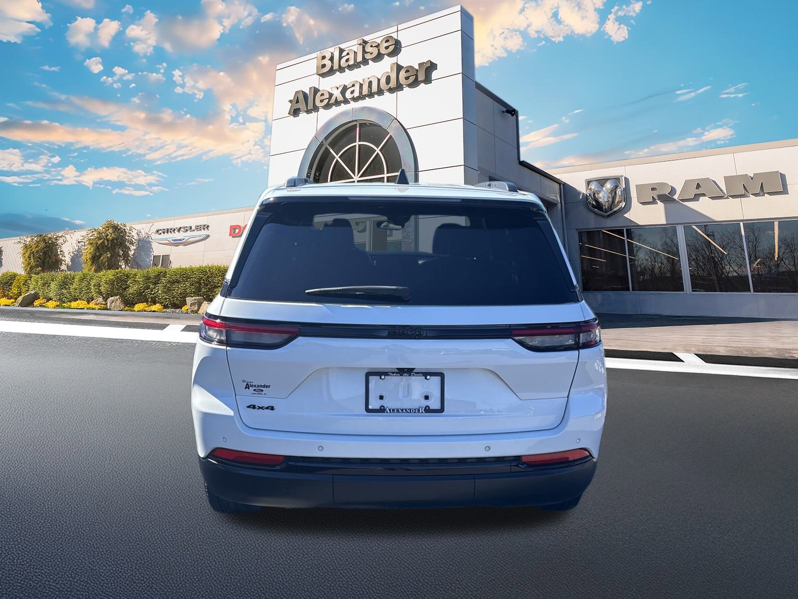 2023 Jeep Grand Cherokee Altitude photo 4