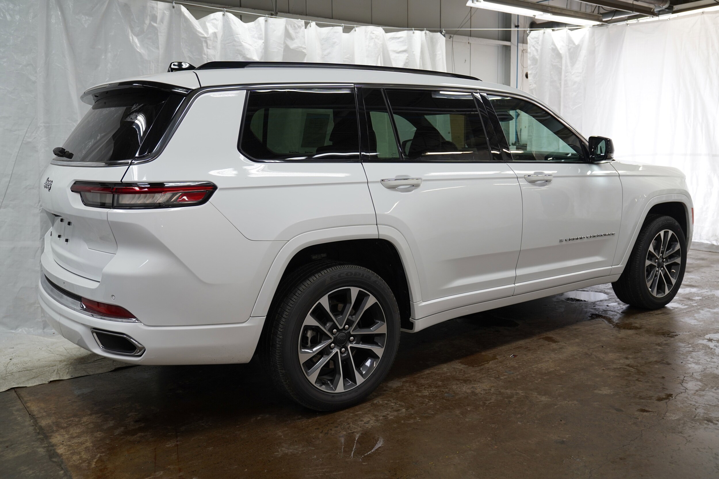 2023 Jeep Grand Cherokee Overland photo 3