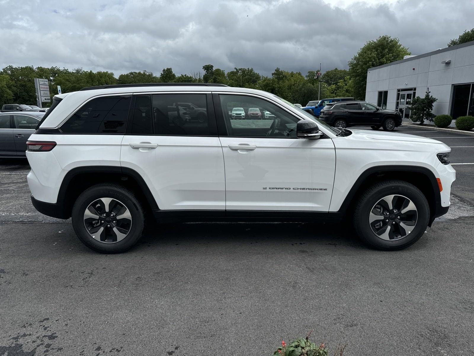 Used 2024 Jeep Grand Cherokee 4xe with VIN 1C4RJYB60RC185439 for sale in Lewisburg, PA