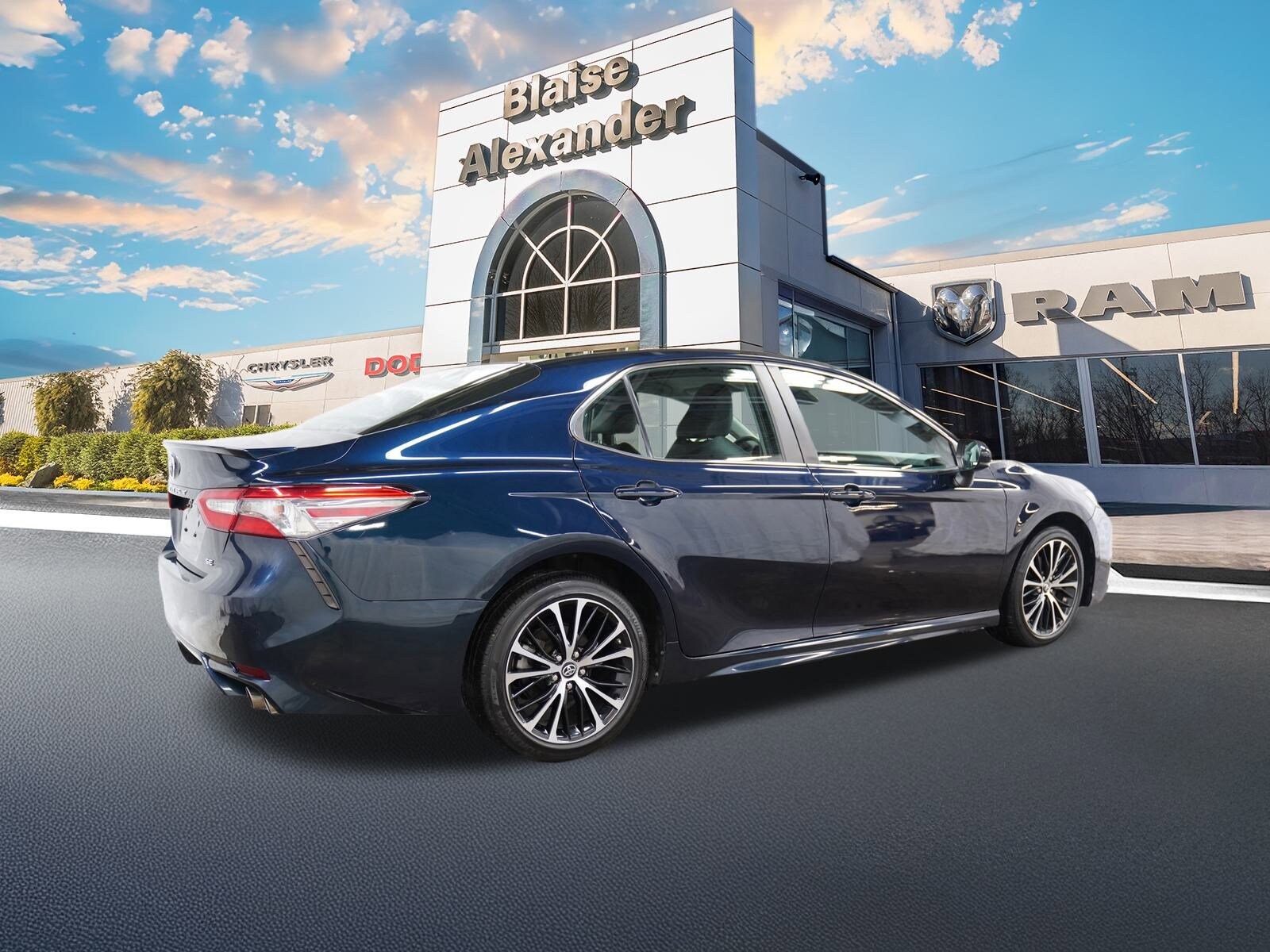 2018 Toyota Camry SE photo 3