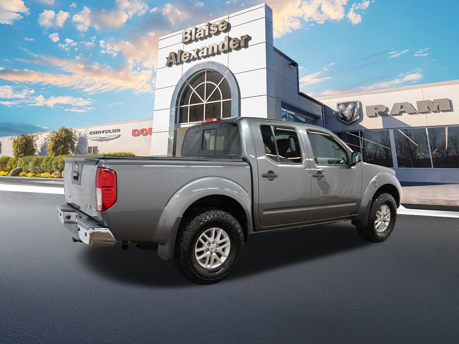 2017 Nissan Frontier Crew Cab SV photo 2