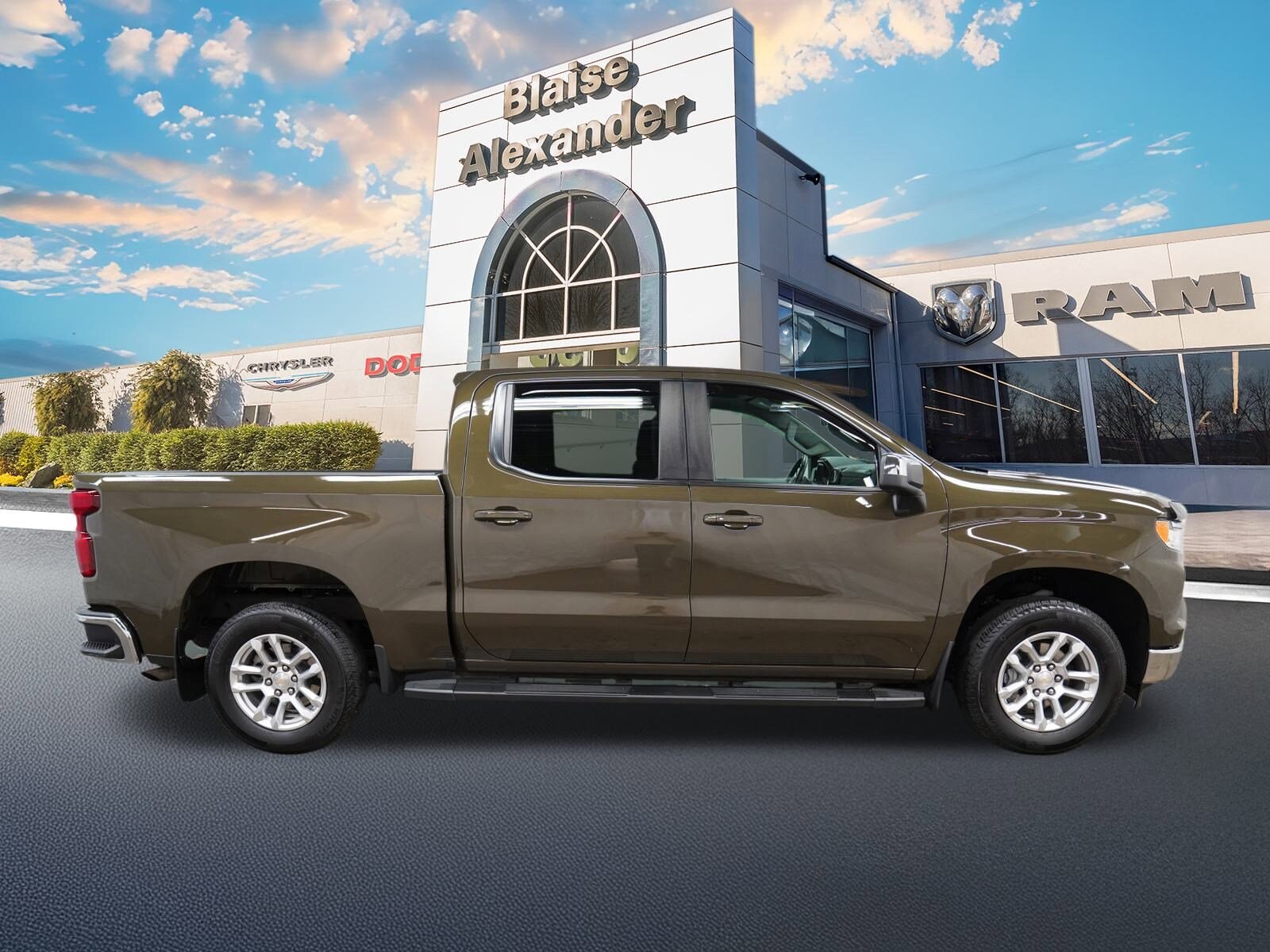 2023 Chevrolet Silverado 1500 LT photo 2