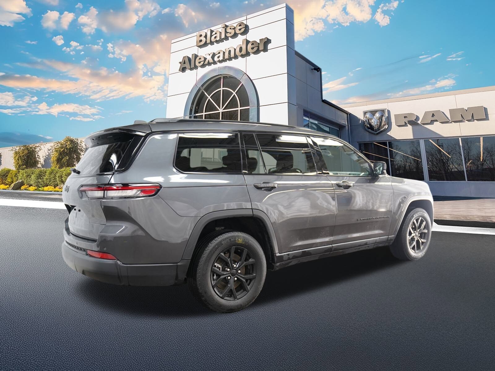 2024 Jeep Grand Cherokee Altitude photo 3