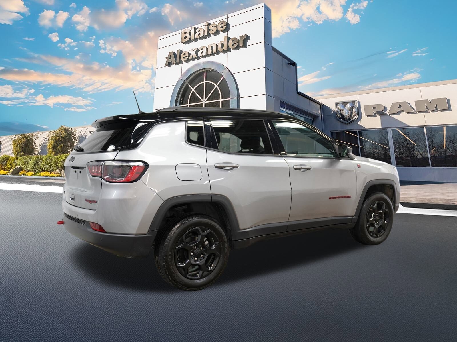 2024 Jeep Compass Trailhawk photo 2