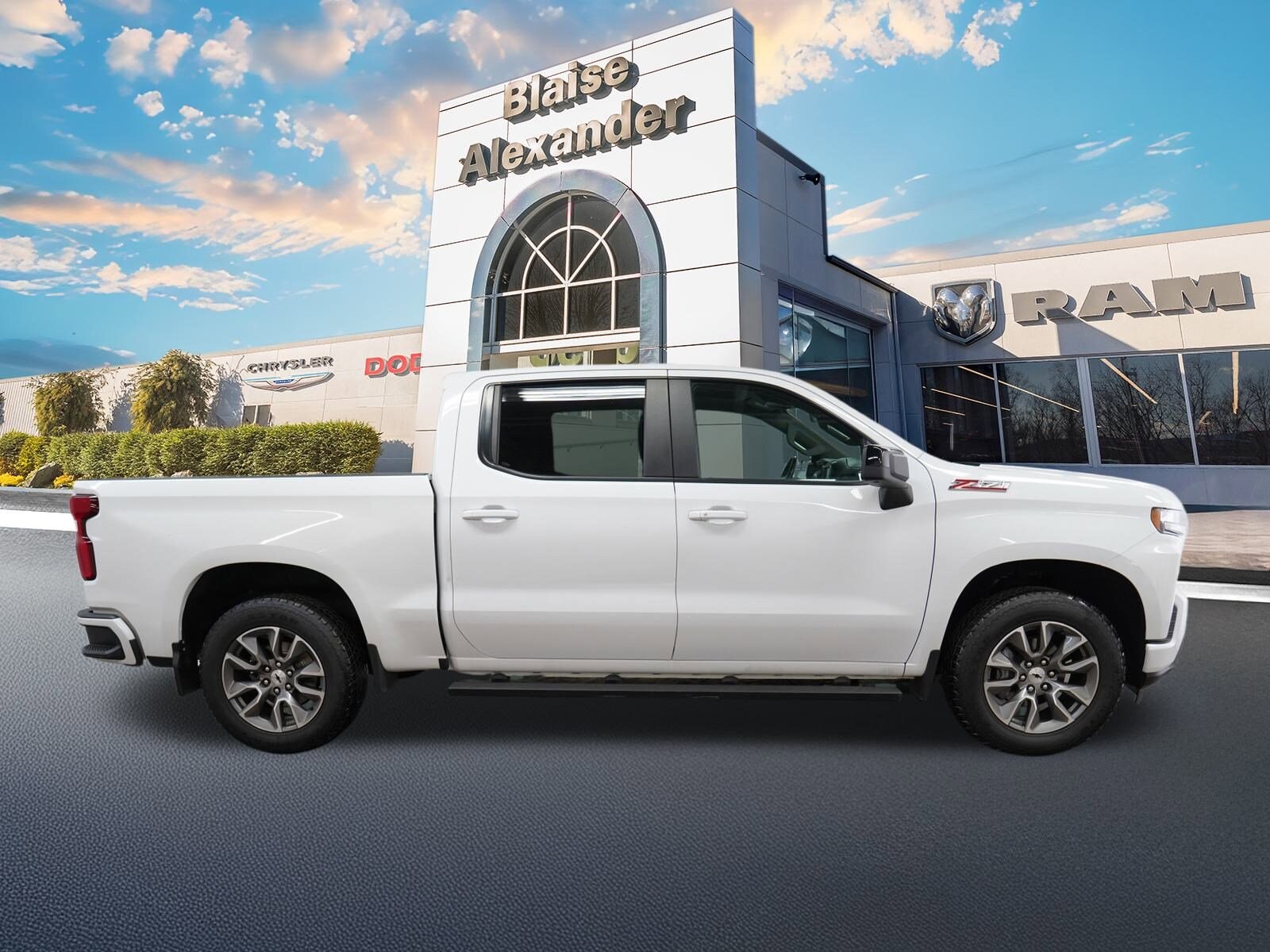 2022 Chevrolet Silverado 1500 RST photo 2