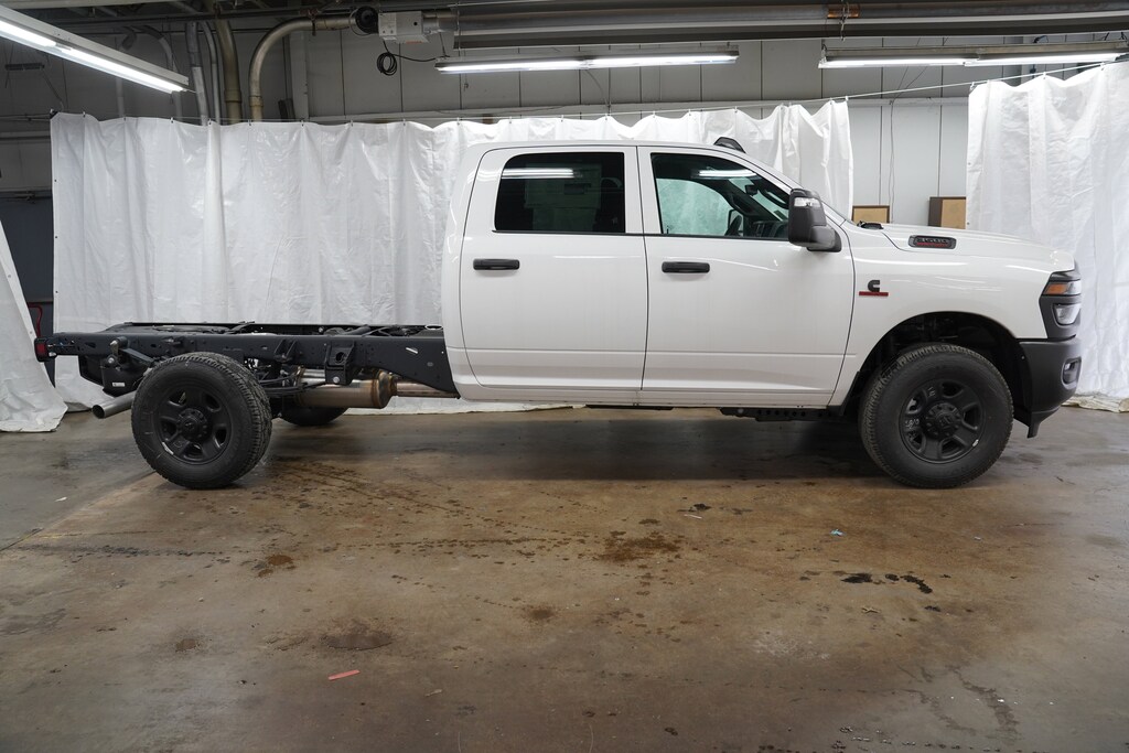 New 2026 Ram 3500 TRADESMAN CREW CAB CHASSIS 4X4 60' CA Pickup