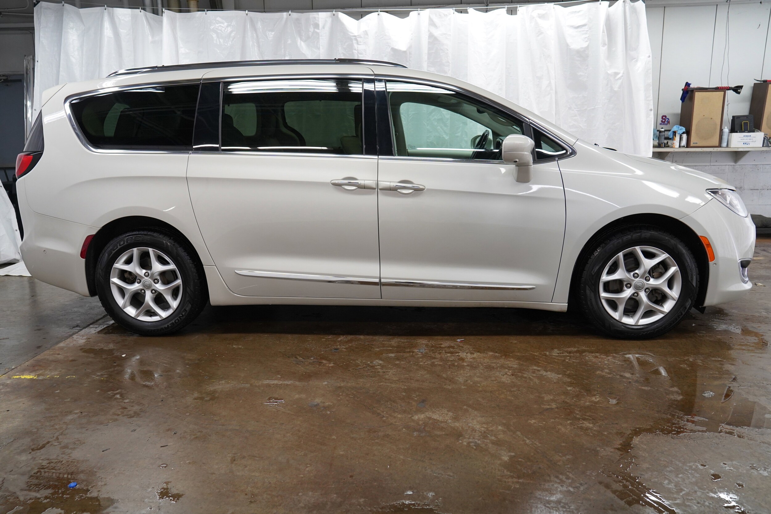 2020 Chrysler Pacifica Touring Plus photo 2