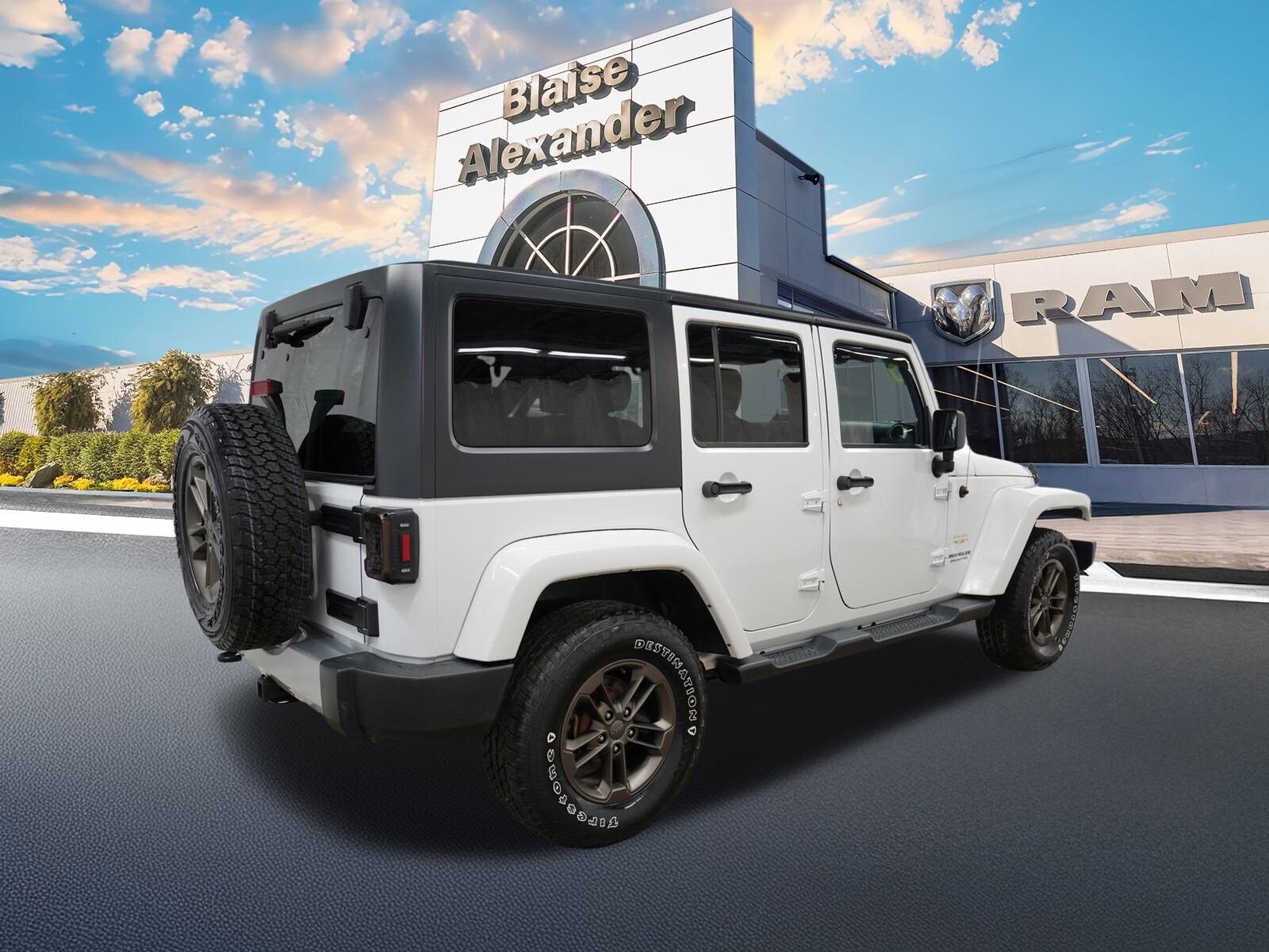 2015 Jeep Wrangler Unlimited Sahara photo 3