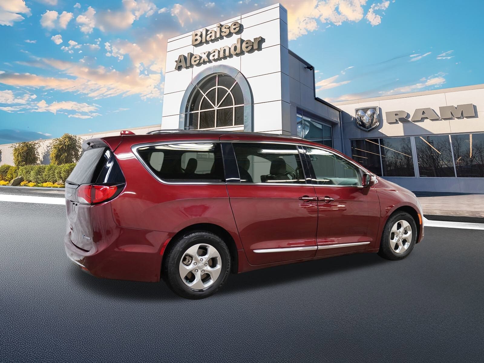 2018 Chrysler Pacifica Hybrid Limited photo 3