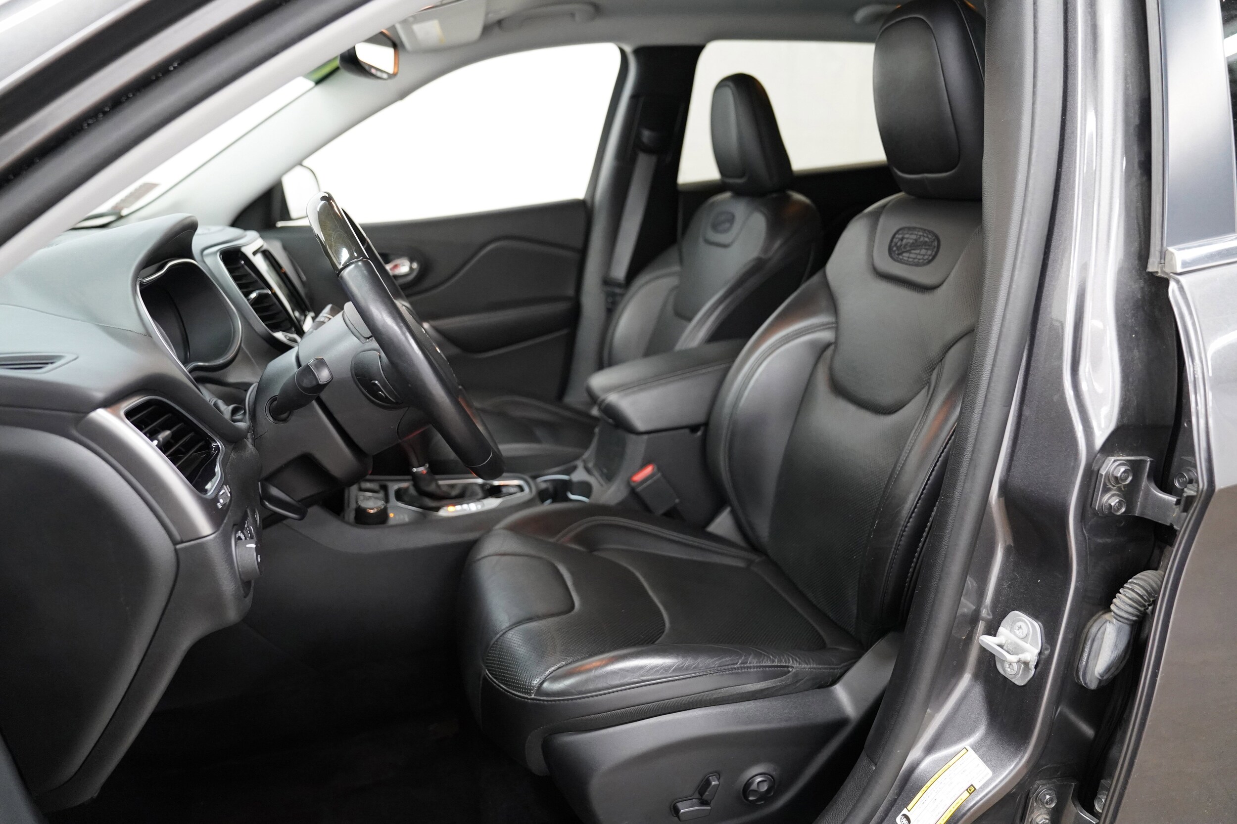 2019 Jeep Cherokee Overland photo 2
