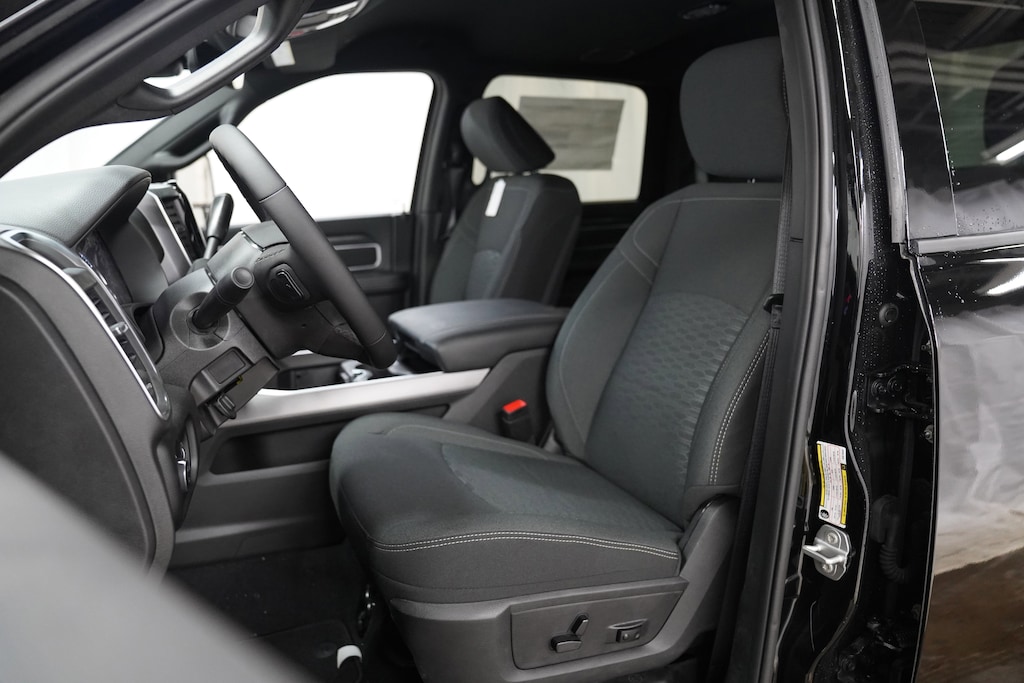 New 2025 Ram 3500 BIG HORN CREW CAB 4X4 6'4 BOX Pickup