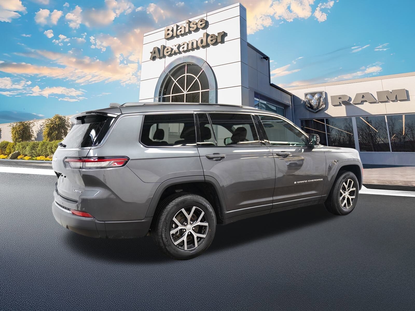 2024 Jeep Grand Cherokee Limited photo 3