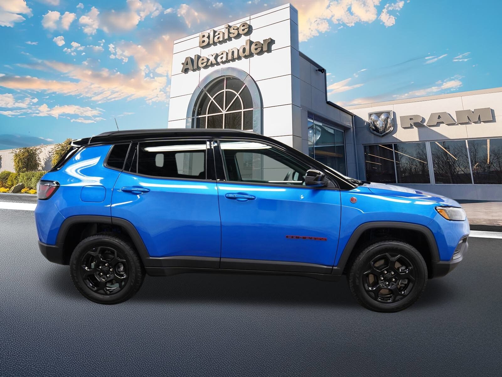 2024 Jeep Compass Trailhawk photo 2