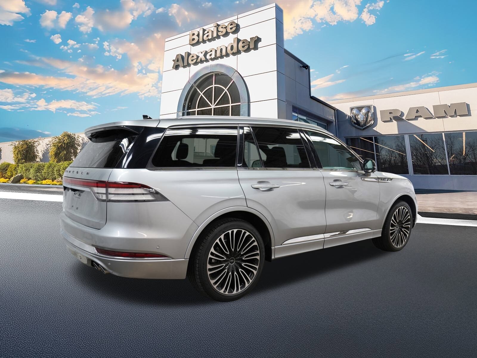 2023 Lincoln Aviator Black Label photo 3
