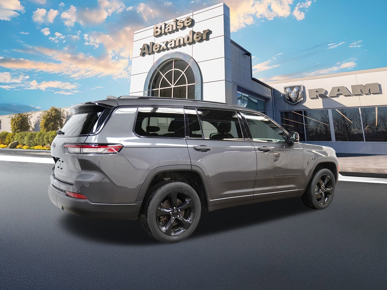 2023 Jeep Grand Cherokee Altitude photo 2