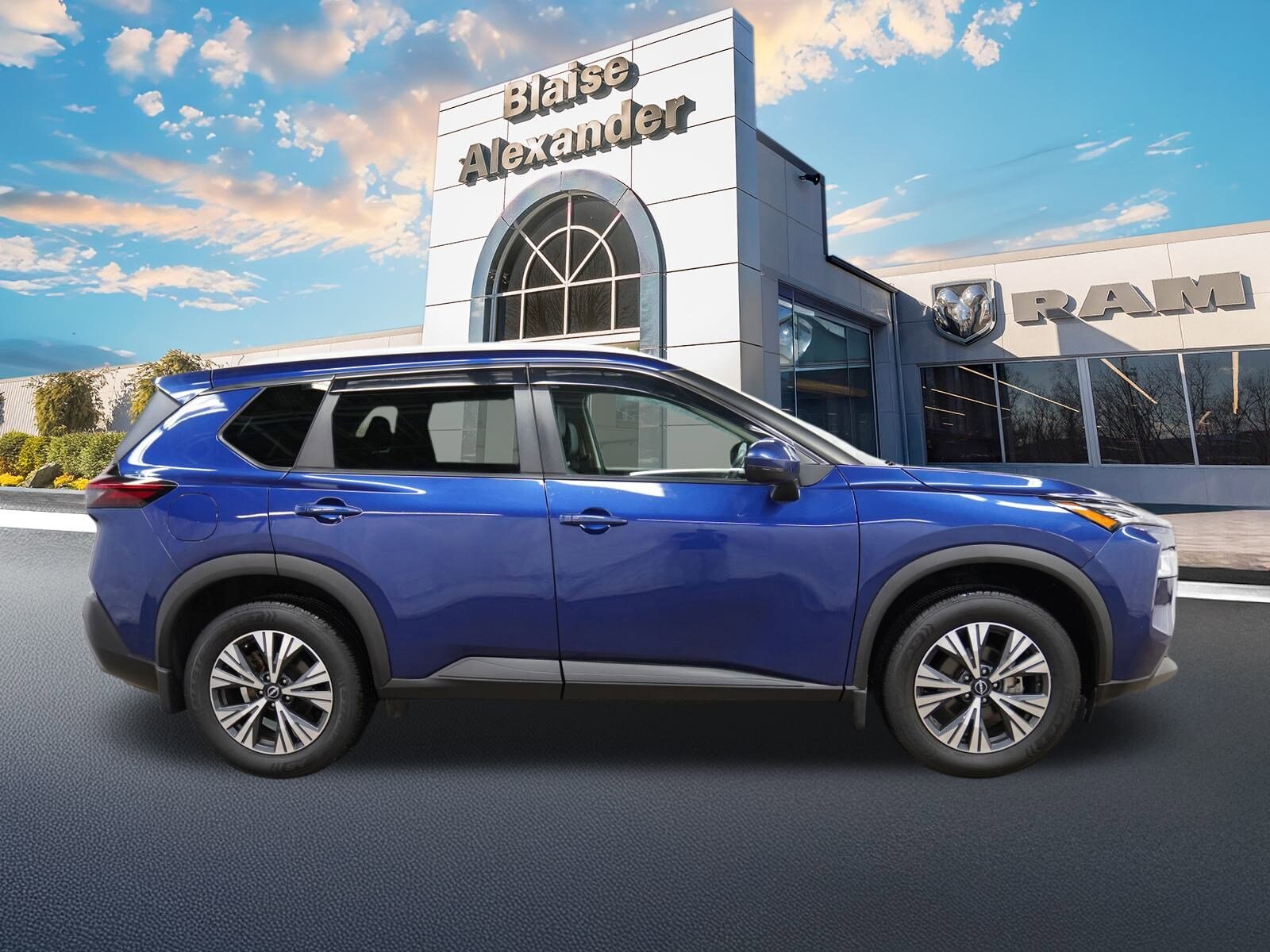 2022 Nissan Rogue AWD SV photo 2