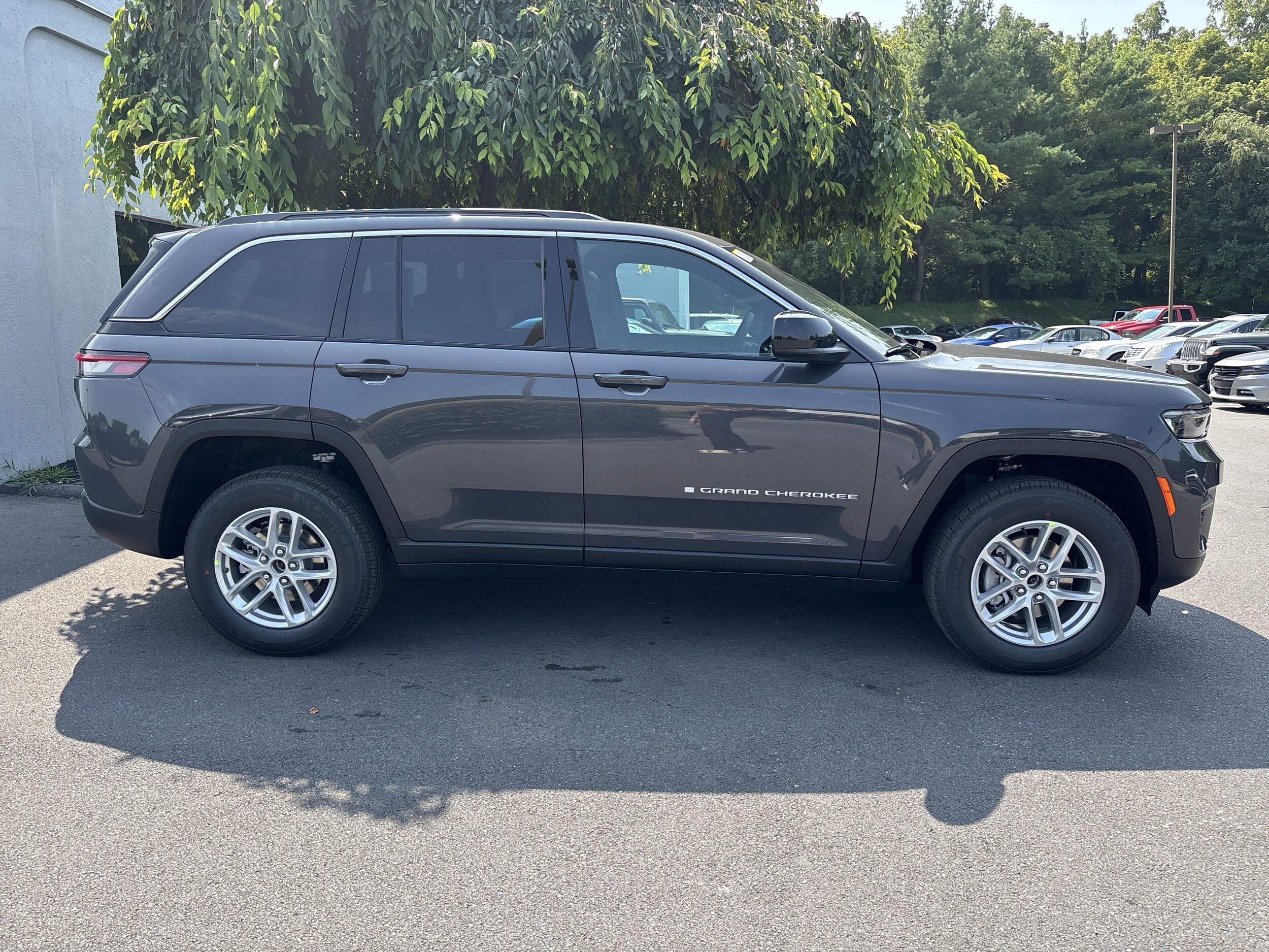 2025 Jeep Grand Cherokee Laredo photo 2