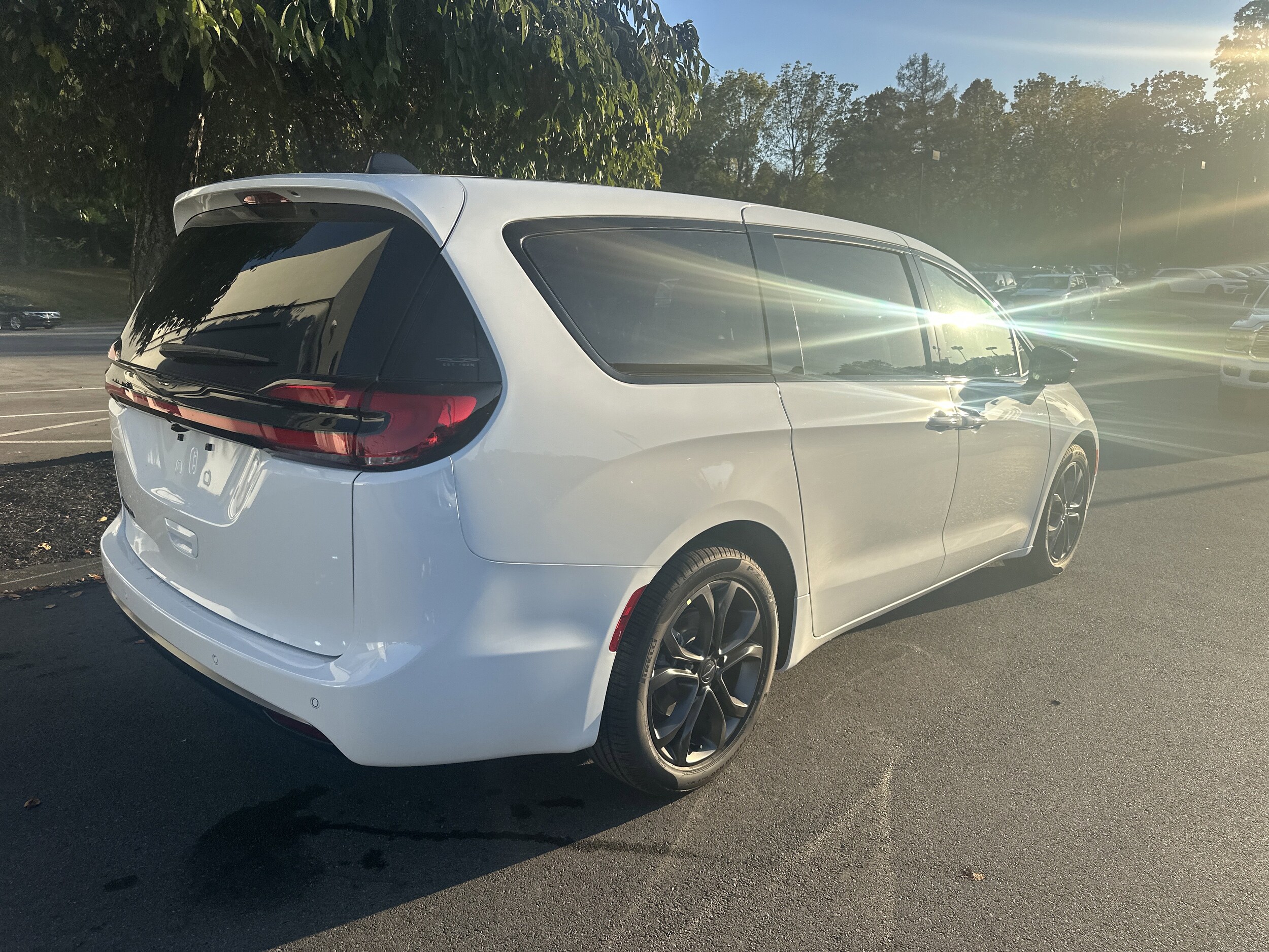 2026 Chrysler Pacifica photo 3