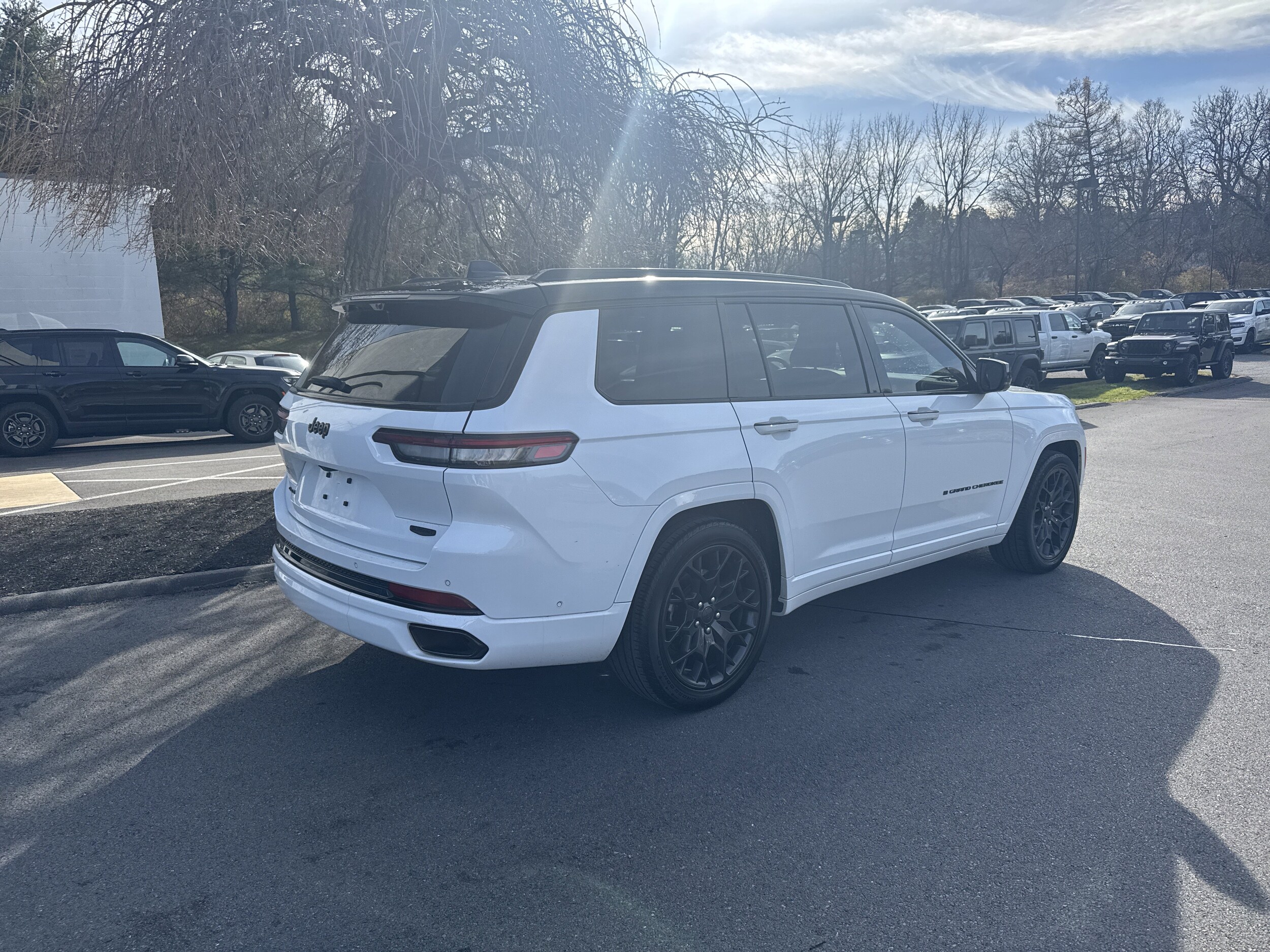 2023 Jeep Grand Cherokee L Summit photo 3