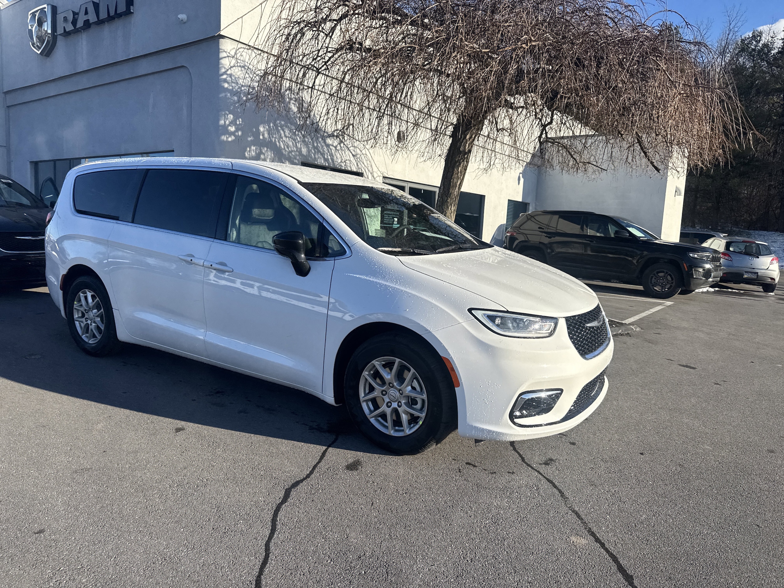 2026 Chrysler Pacifica Select's photo