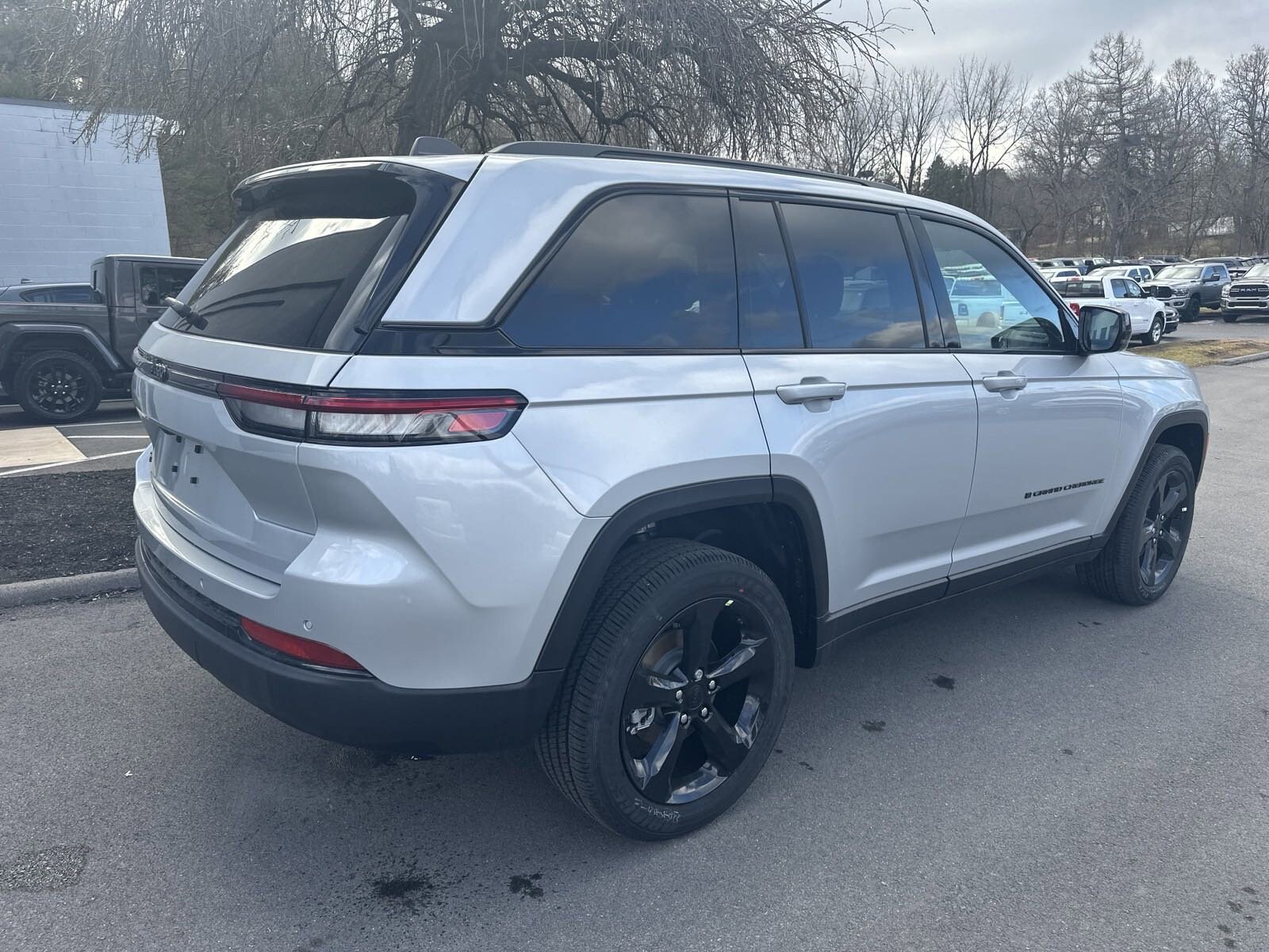 2025 Jeep Grand Cherokee Altitude X photo 3