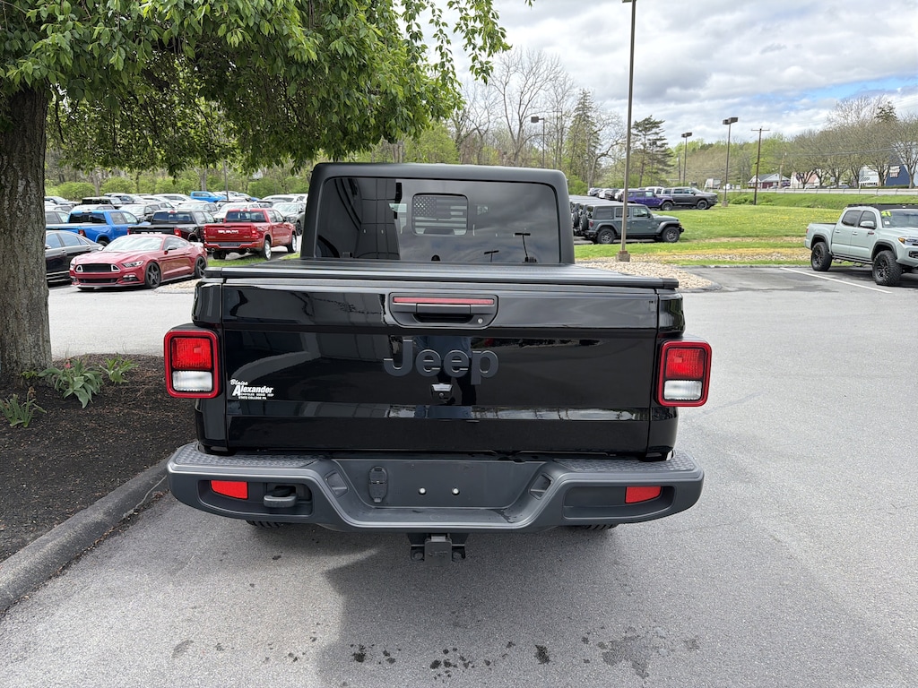 Used 2024 Jeep Gladiator Sport Truck Crew Cab