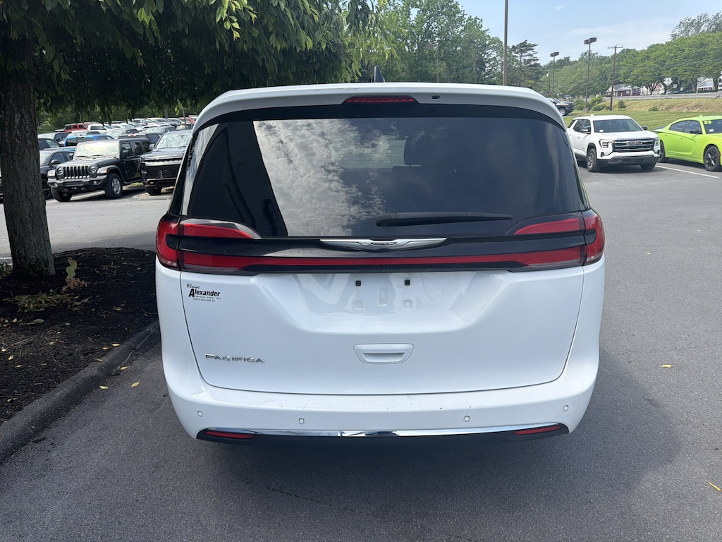 Used 2023 Chrysler Pacifica Touring L Van Passenger Van