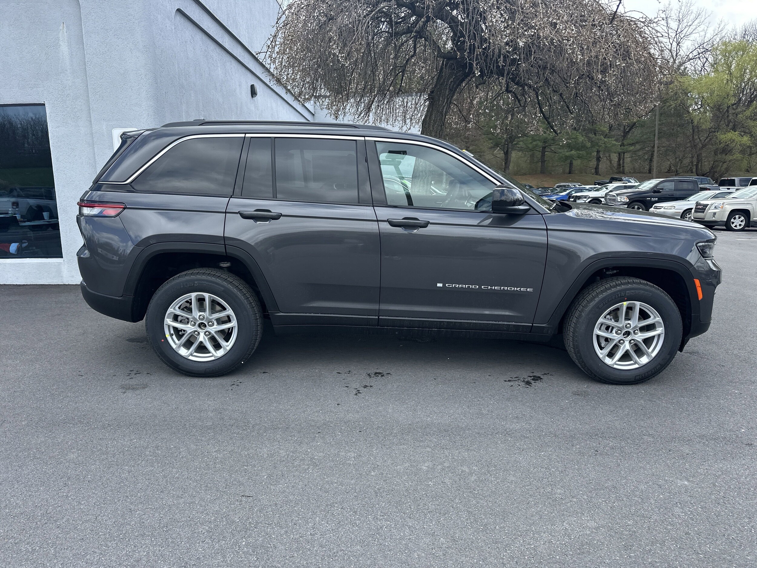2025 Jeep Grand Cherokee Laredo X photo 2