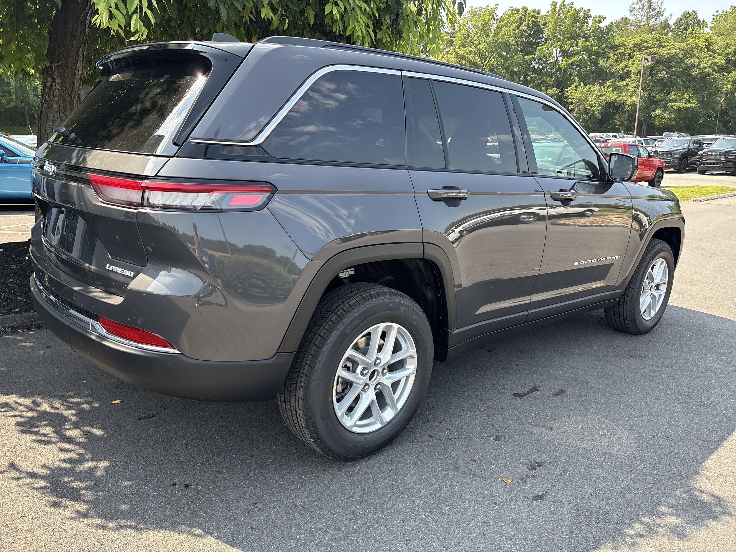 2025 Jeep Grand Cherokee Laredo photo 3