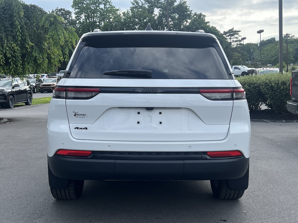 Used 2023 Jeep Grand Cherokee Laredo SUV