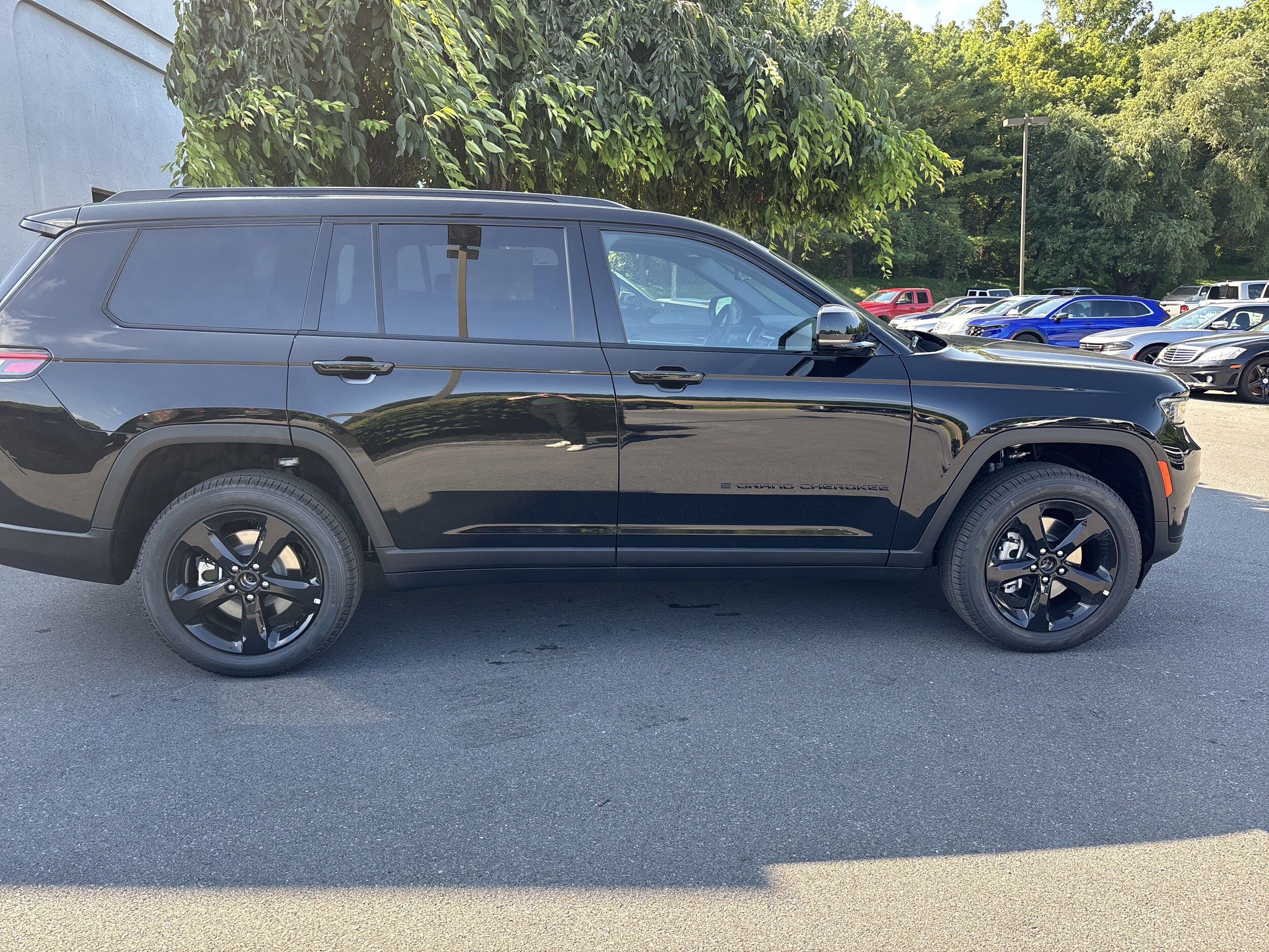 2025 Jeep Grand Cherokee Limited photo 2