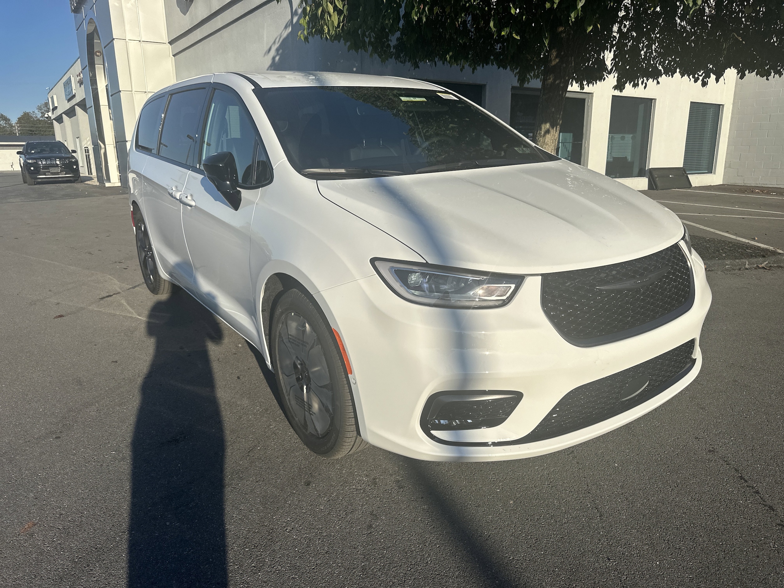 2026 Chrysler Pacifica Select's photo