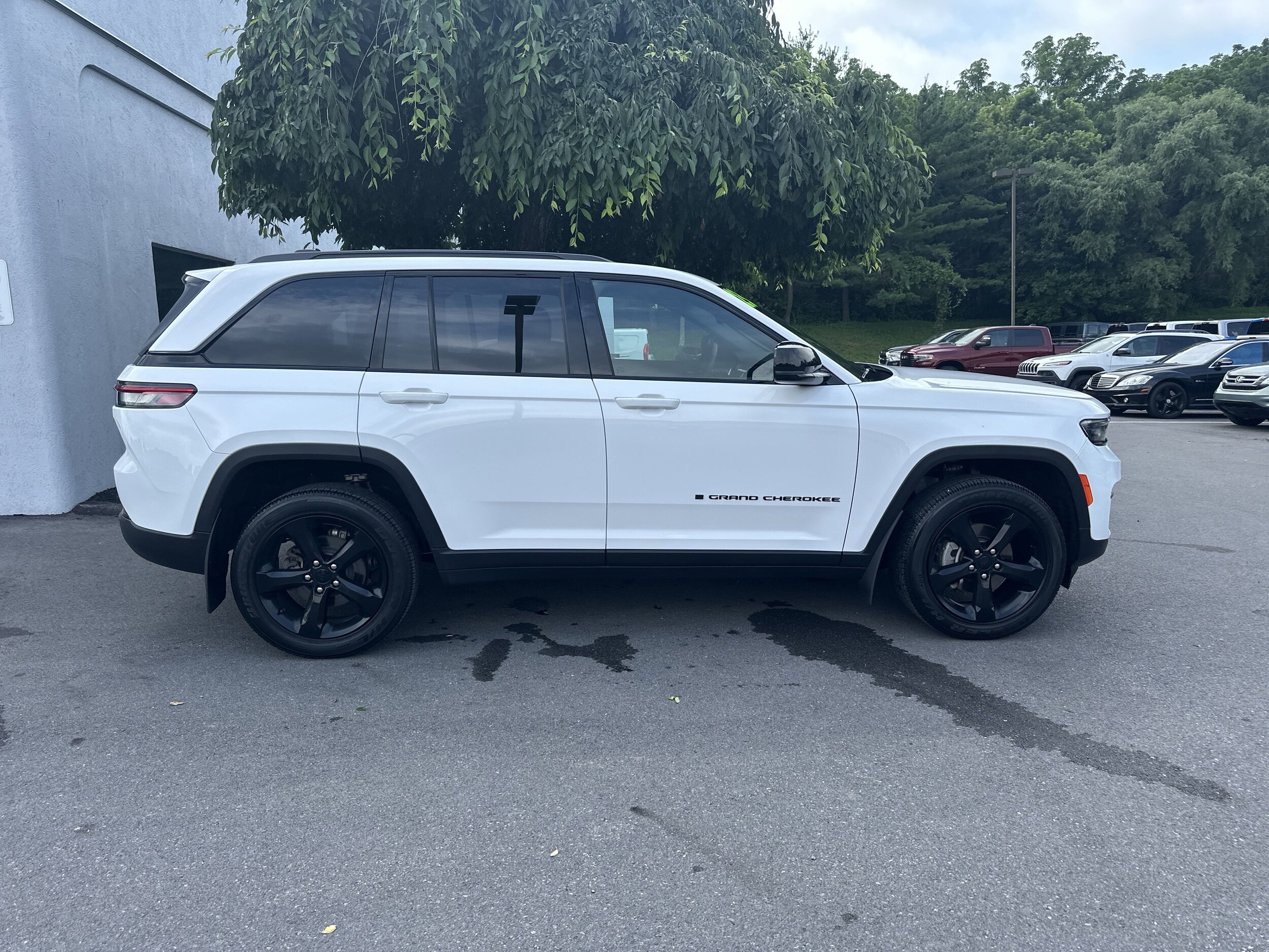 2023 Jeep Grand Cherokee Laredo photo 2