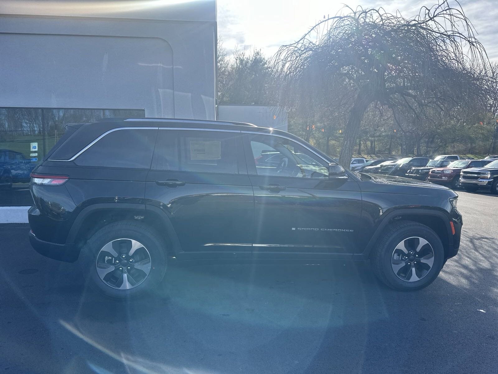 2024 Jeep Cherokee Sport photo 2
