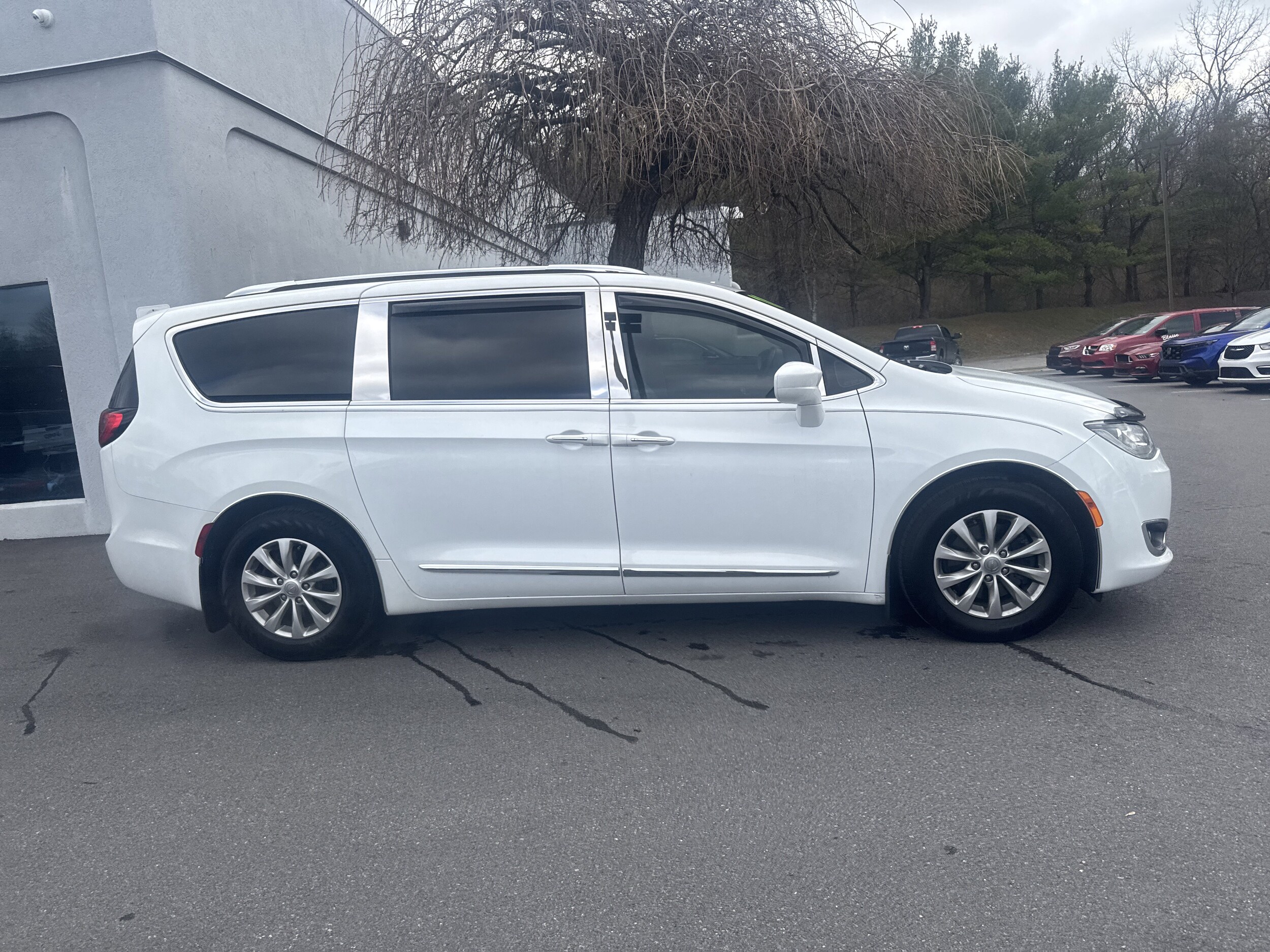 2018 Chrysler Pacifica Touring L photo 2