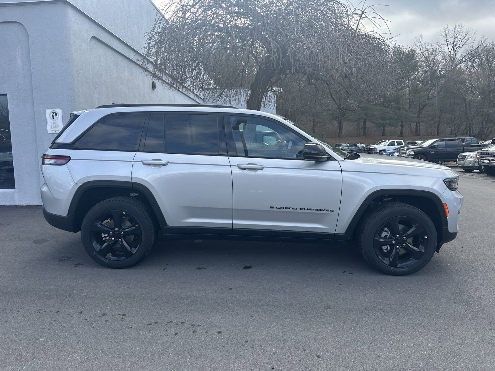 2025 Jeep Grand Cherokee Altitude X photo 2
