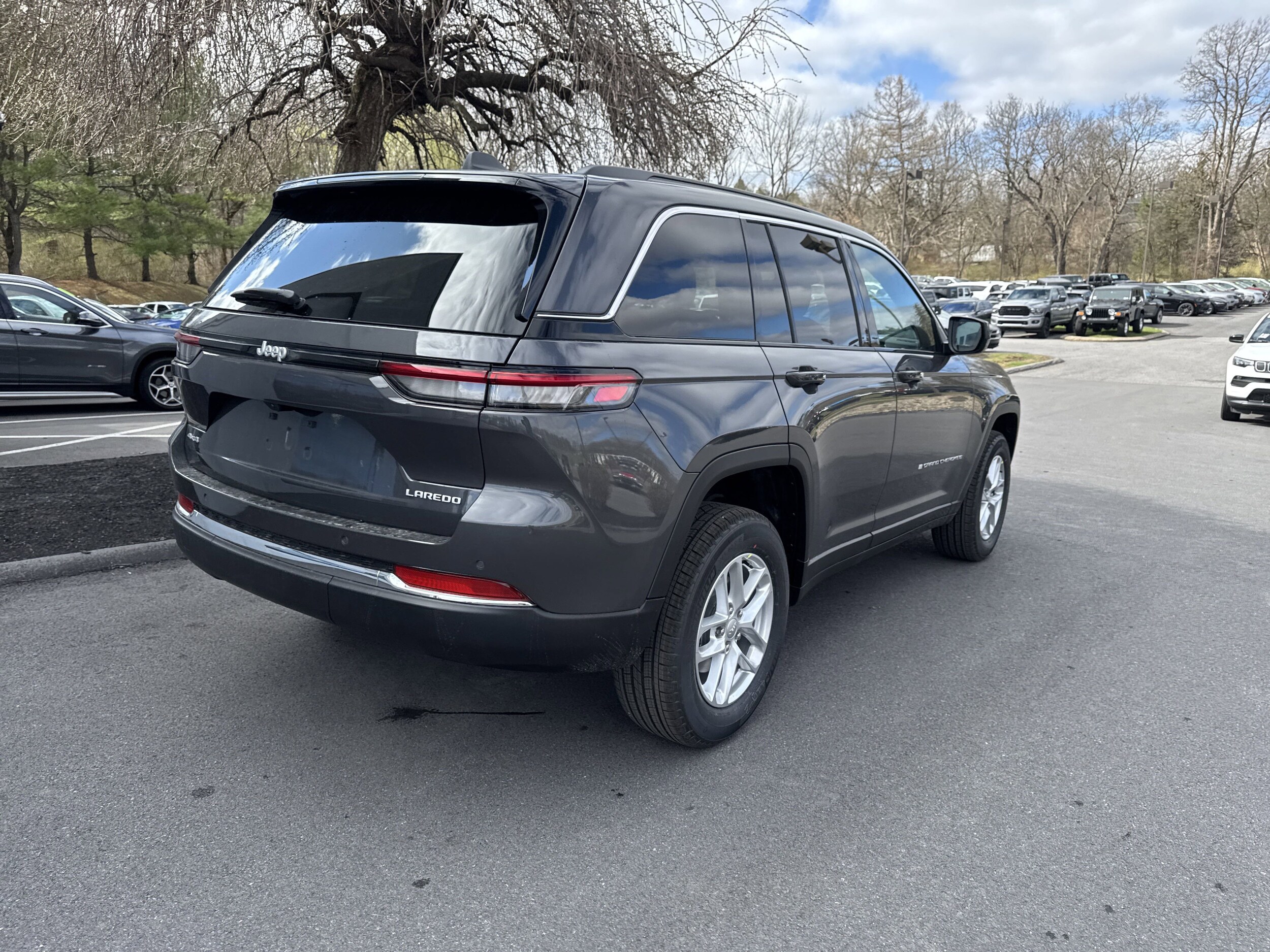 2025 Jeep Grand Cherokee Laredo X photo 3