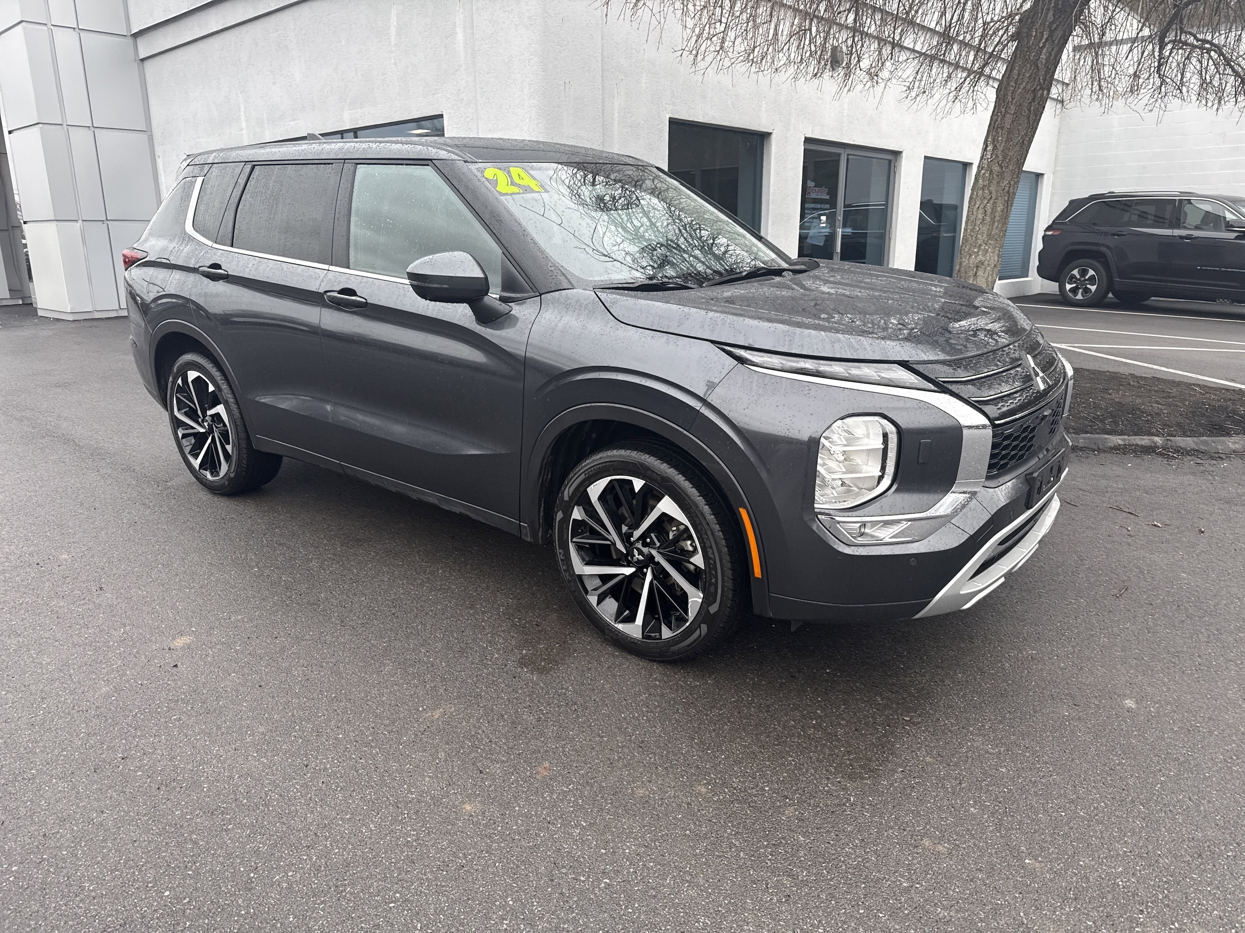 2024 Mitsubishi Outlander SE's photo