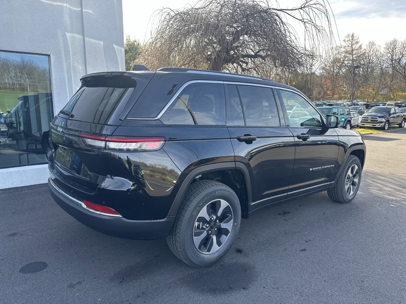 2024 Jeep Cherokee Sport photo 3