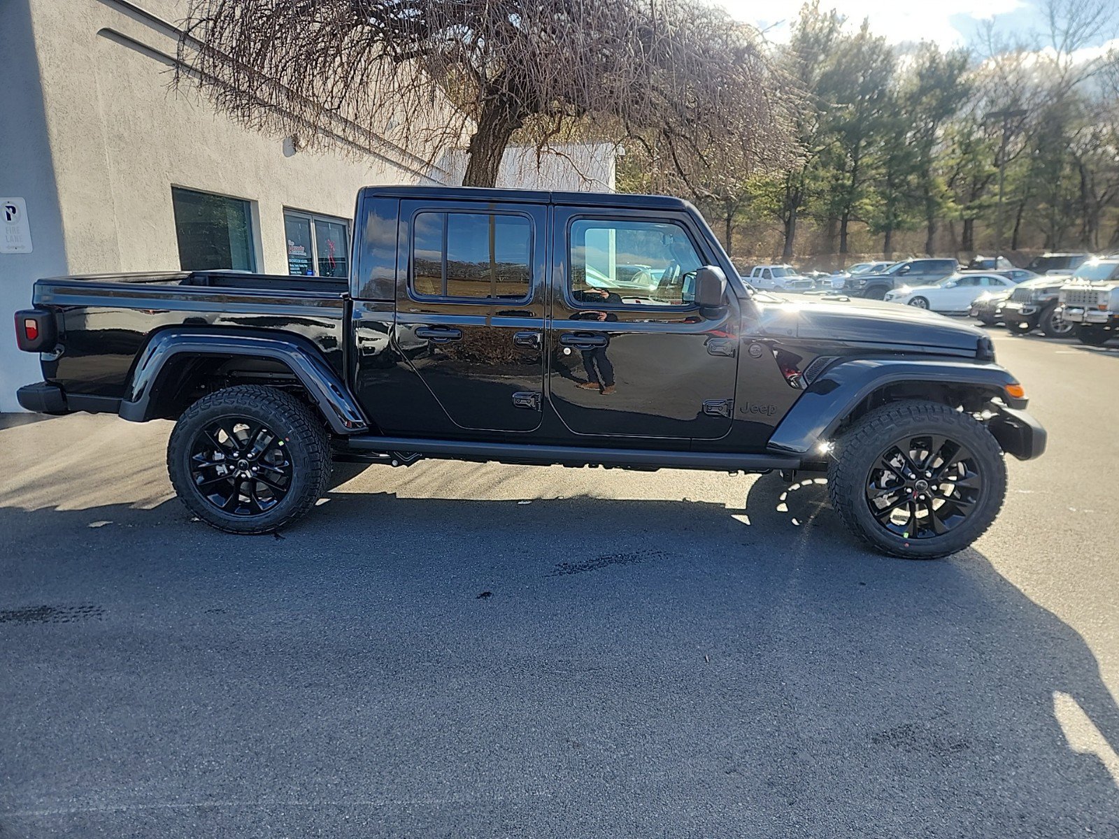 2025 Jeep Gladiator photo 2