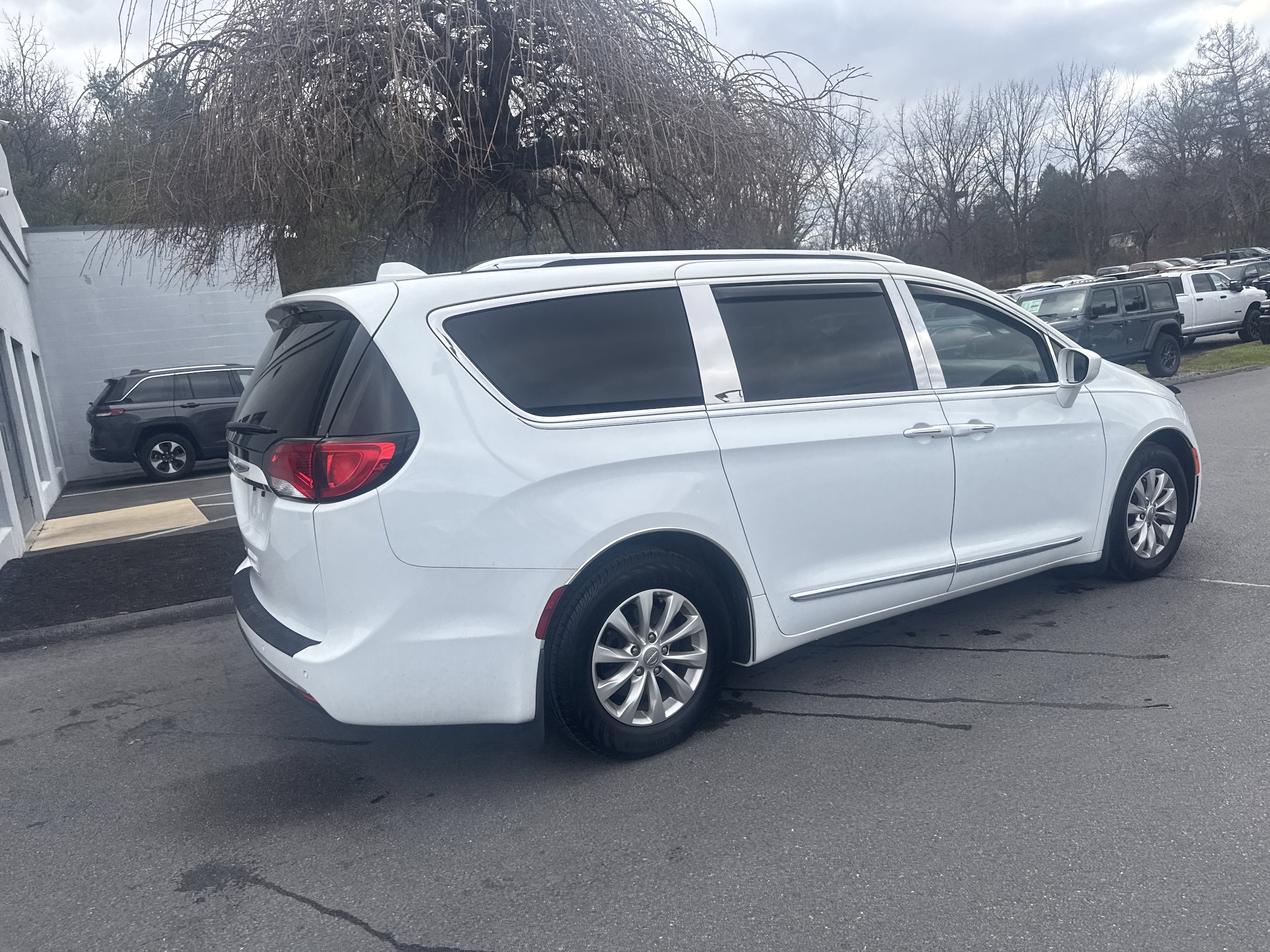 2018 Chrysler Pacifica Touring L photo 3
