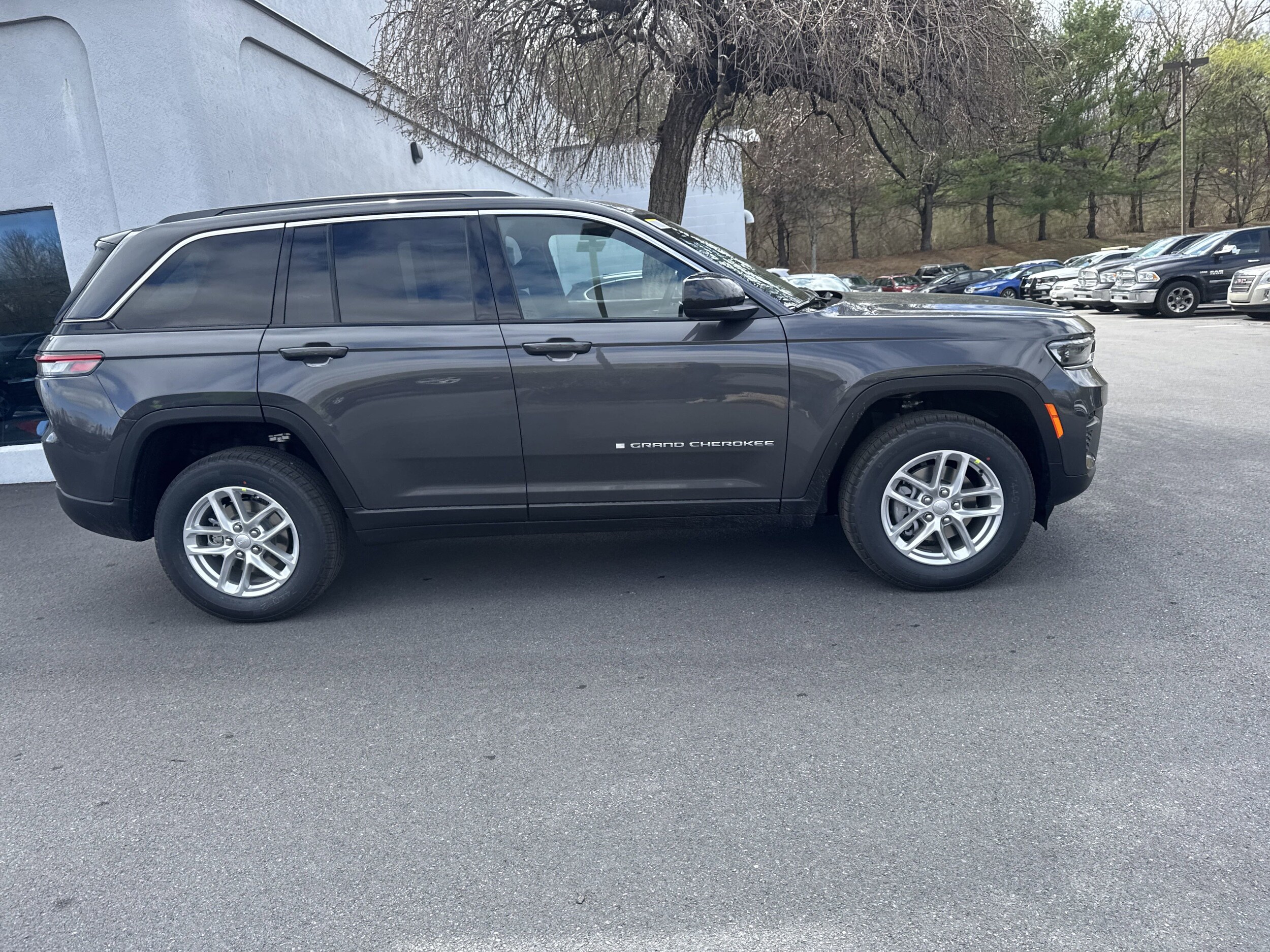 2025 Jeep Grand Cherokee Laredo X photo 2